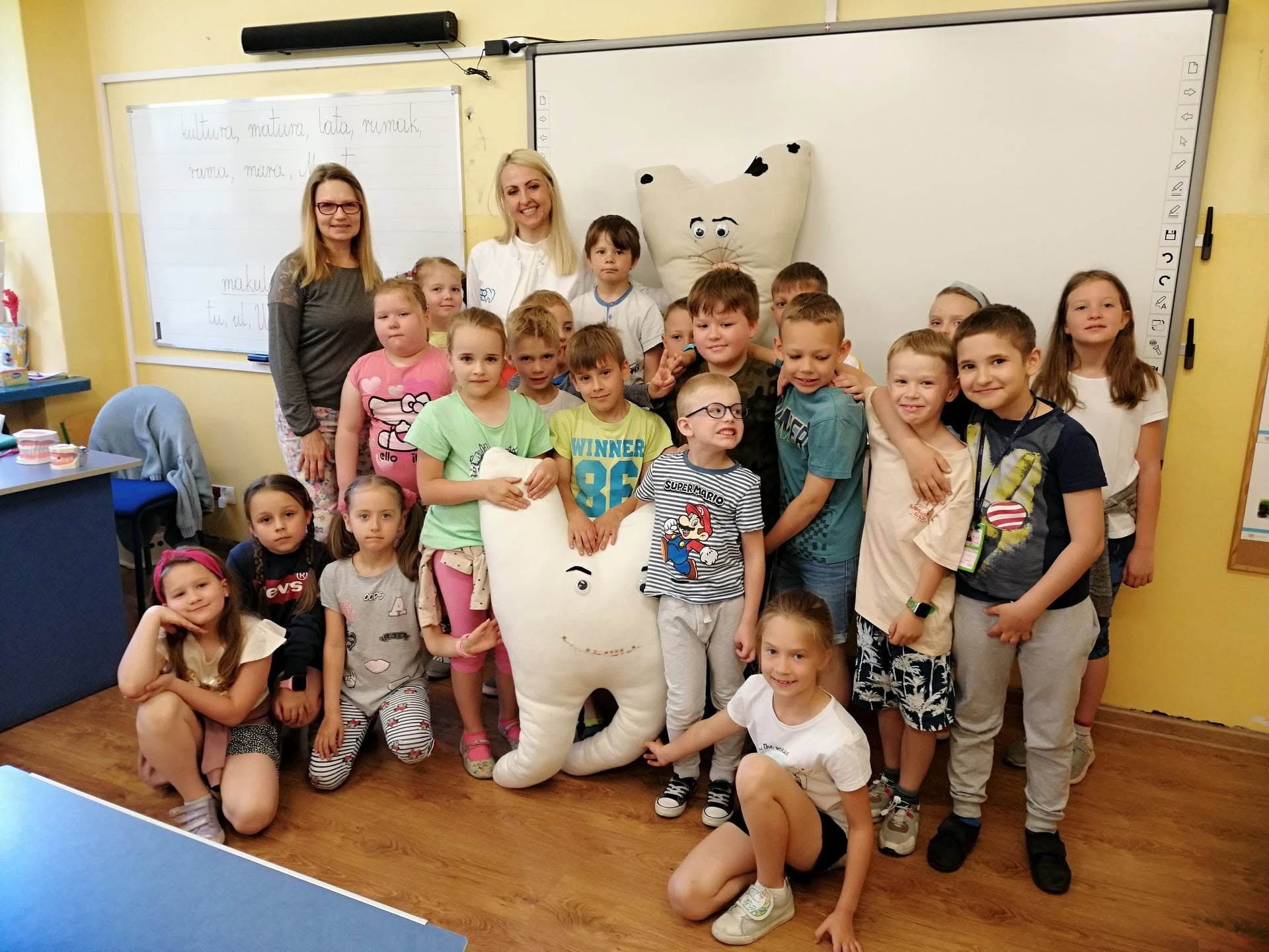 Zespół dentalpassion z dziećmi podczas edukacji stomatologicznej